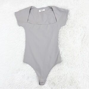 Aritzia Babaton Contour Square Neck Short Sleeve Tee Bodysuit Gray size small